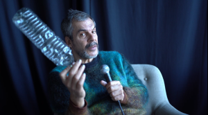 Philippe Lafeuille face caméra, une bouteille en plastique à la main 