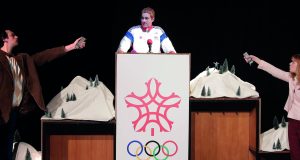 un athlète olympique en conférence de presse, devant des décors de montagne enneigées