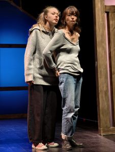 Terre-ville mère et fille ensemble 