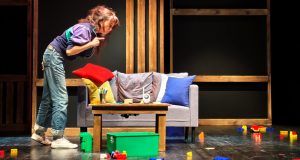 Terre-ville maman dans le salon